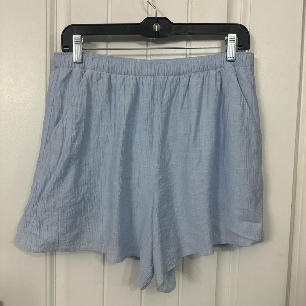 Casual relaxed coastal light blue textured flowy shorts. M